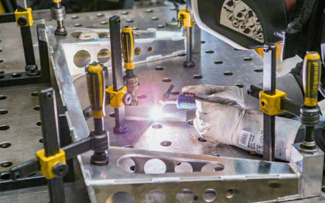 Fabrikarbeiter beim Alu Schweißen Metallbau Cham, Fotograf Straubing | Manuel Plötz