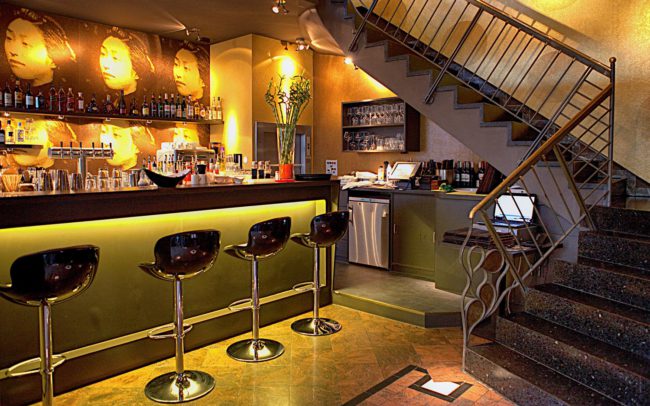 Innenraumfoto von Szenebar in Restaurant in Landshut | Architekturfotograf Cham